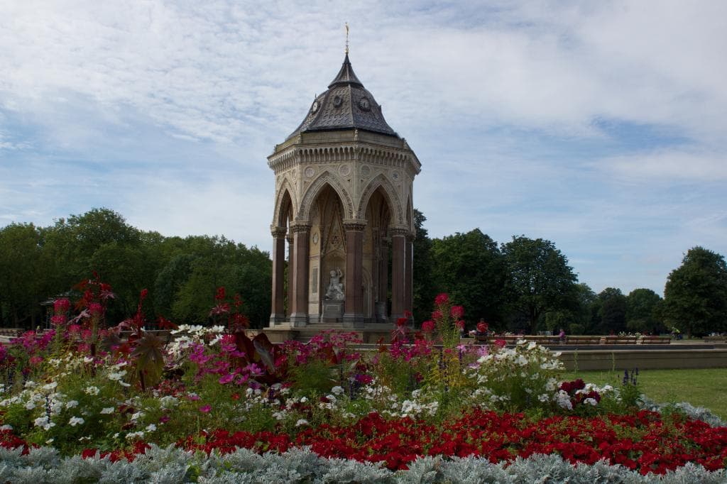 Memorial building