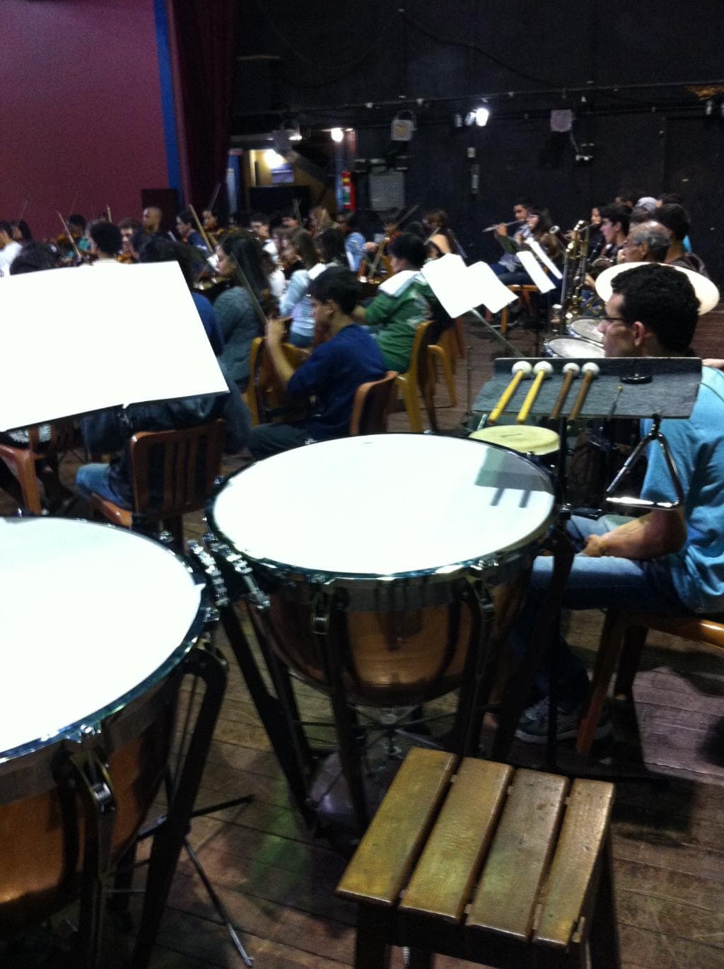 Orquestra sinfonica no palco do Teatro Pro Musica