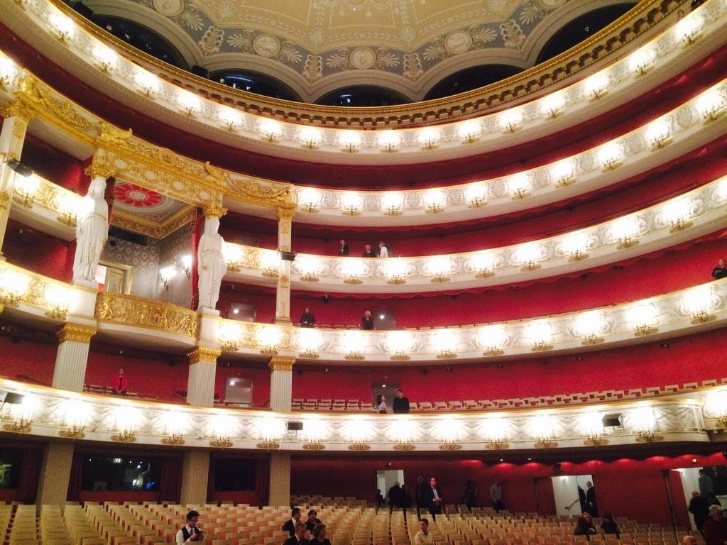 さまよえるオランダ人を観劇しました。休憩無しの2時間半ぶっとおしでしたが、あっという間でした。
最前列の右から4つ目の席で、斜めではありましたが舞台は問題なく見る事が出来ました。

初めてのオ