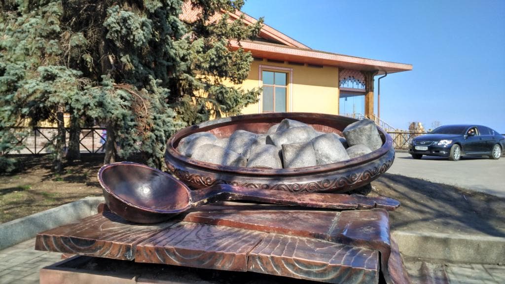 Памятник галушкам)))