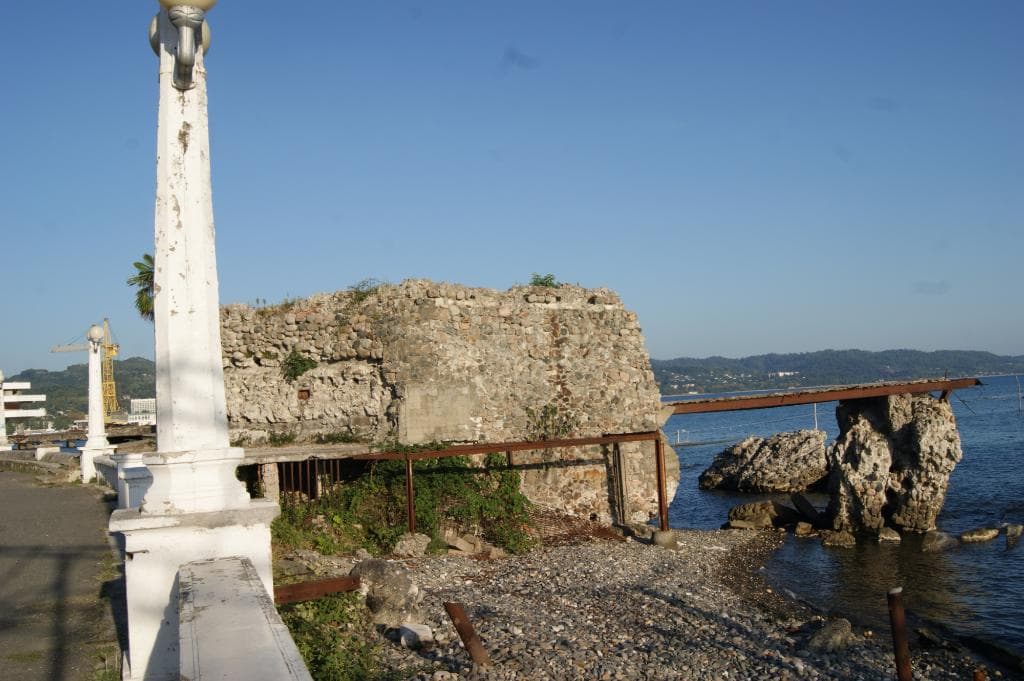 Развалины у набережной