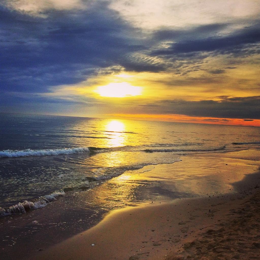 Sonnenaufgang im Winter am Strand