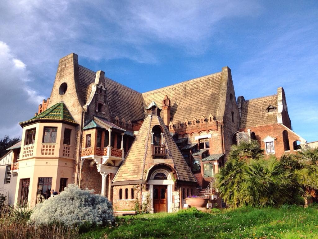 Molto bella e particolare all'esterno, un po' meno l'interno