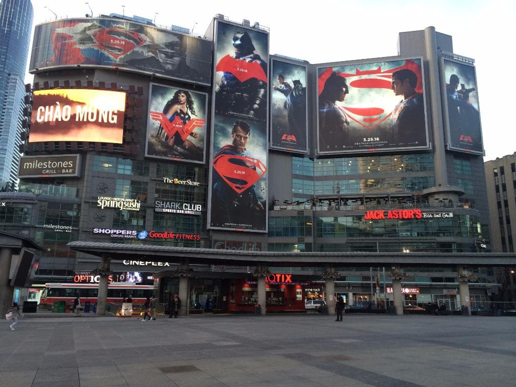 Vista externa do Cineplex Yonge Dundas