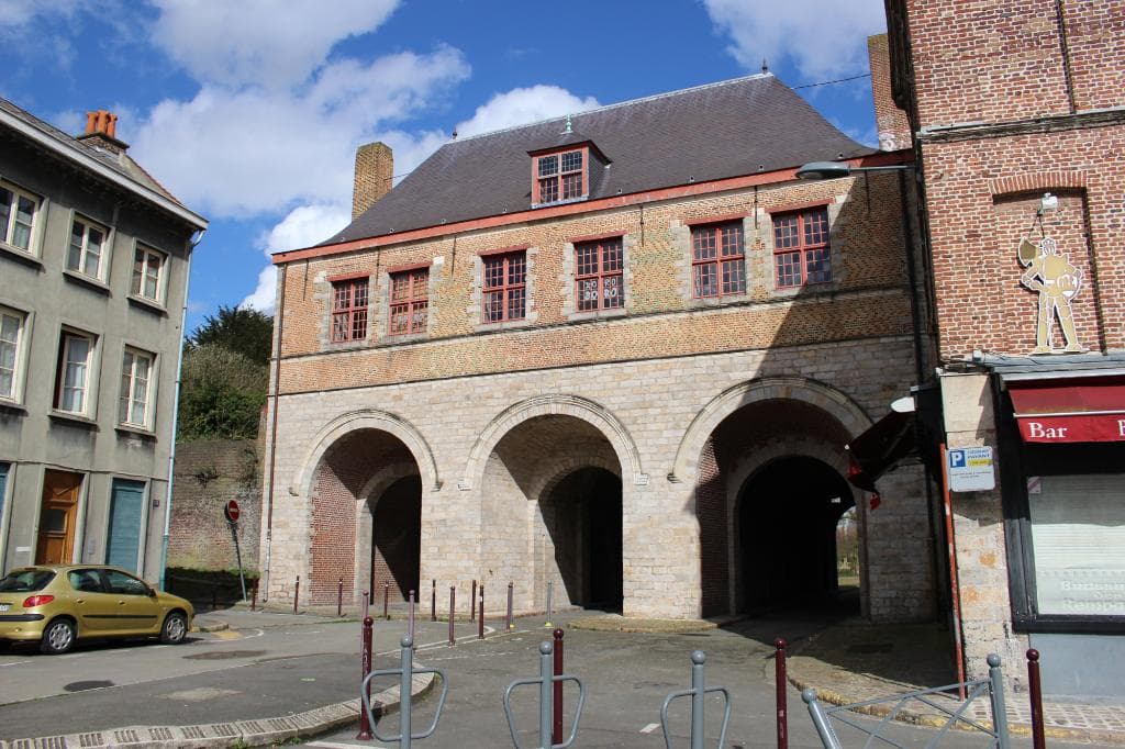 The inside of the gate (facing the city)