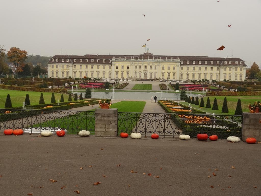 Дворец и парк