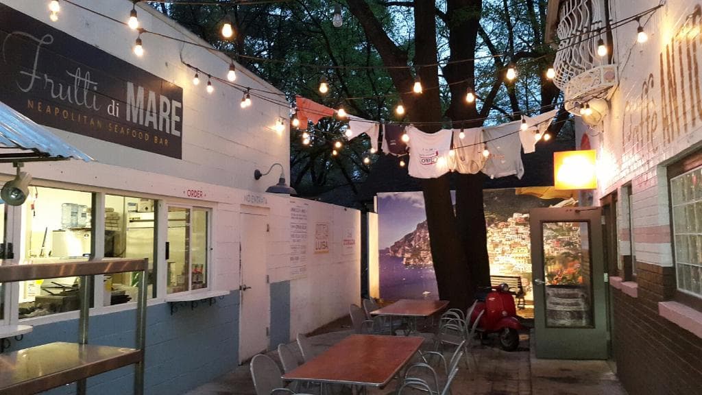 esterno vicolo panni stesi