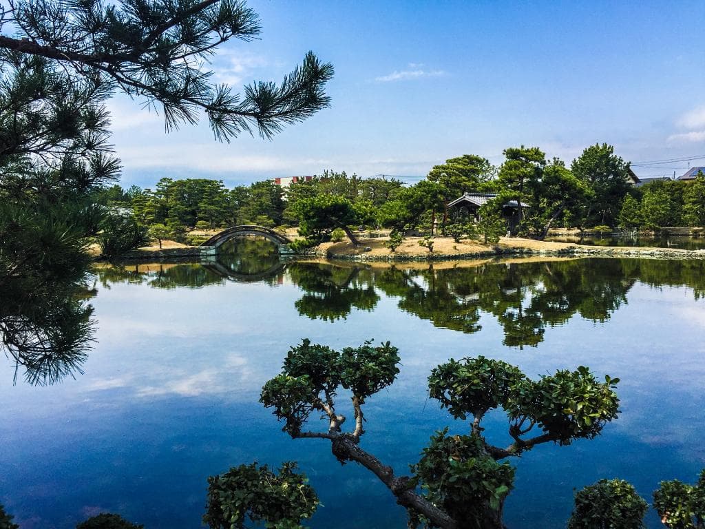 Wonderful views reflected in the pond!　美妙景色倒映在池塘裡！　연못에 비치는 경치가 좋은!