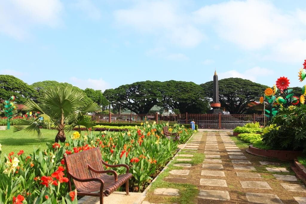 Dikelilingi bunga warna warni