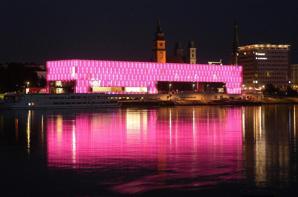 Das Lentos Kunstmuseum bietet moderne und zeitgenössische Kunst in besonderem Ambiente.