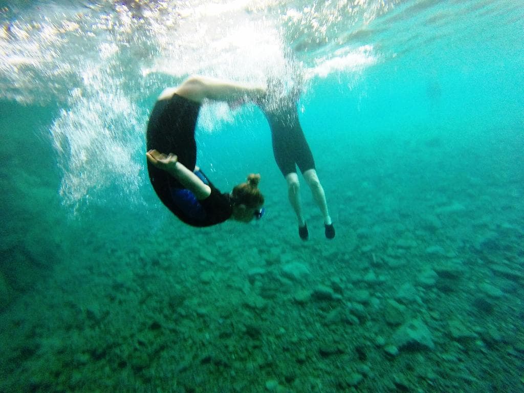 settling in underwater