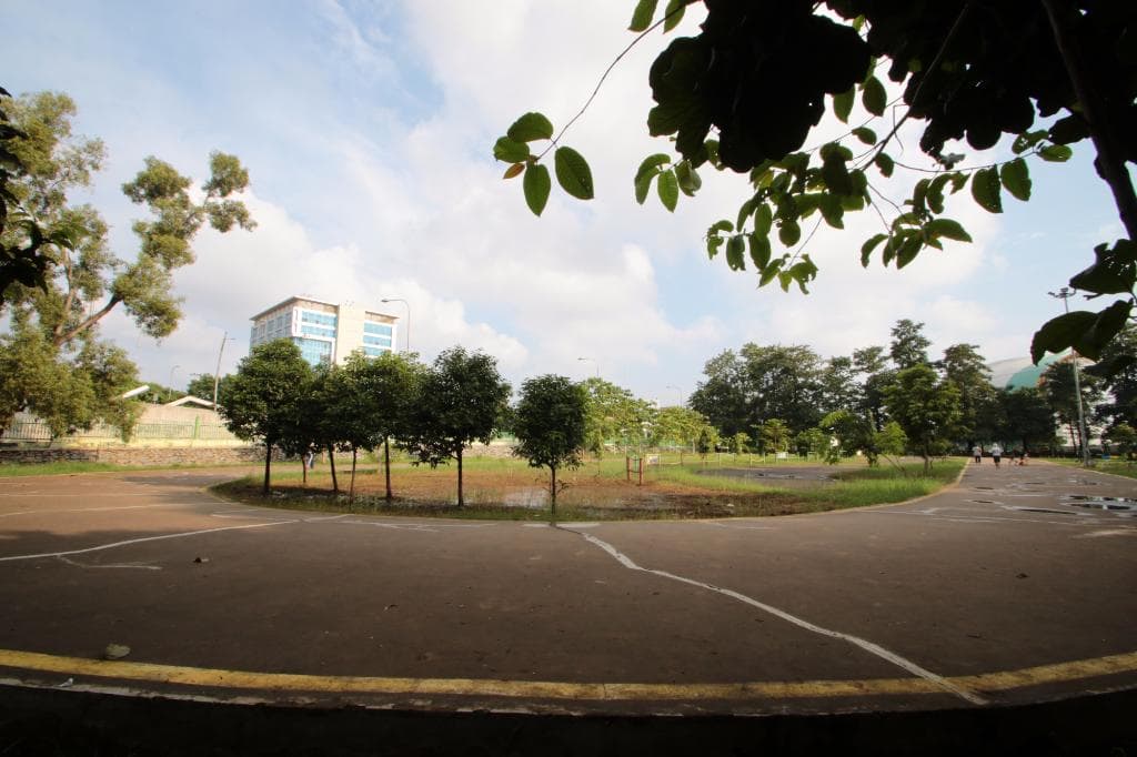 Didalam Hutan kota Bekasi ada sarana untuk lari pagi