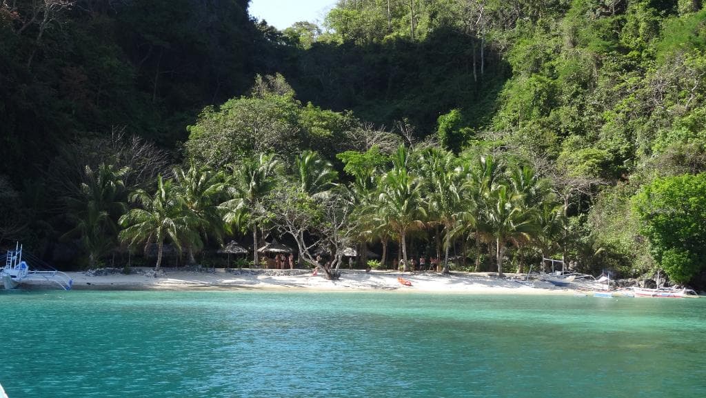 Plage pour débarquer et accéder à gauche à la grotte