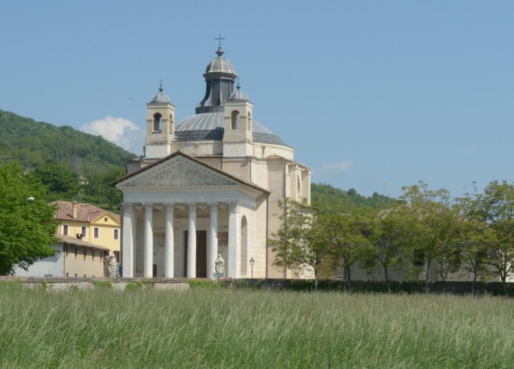 il tempio visto dai campi