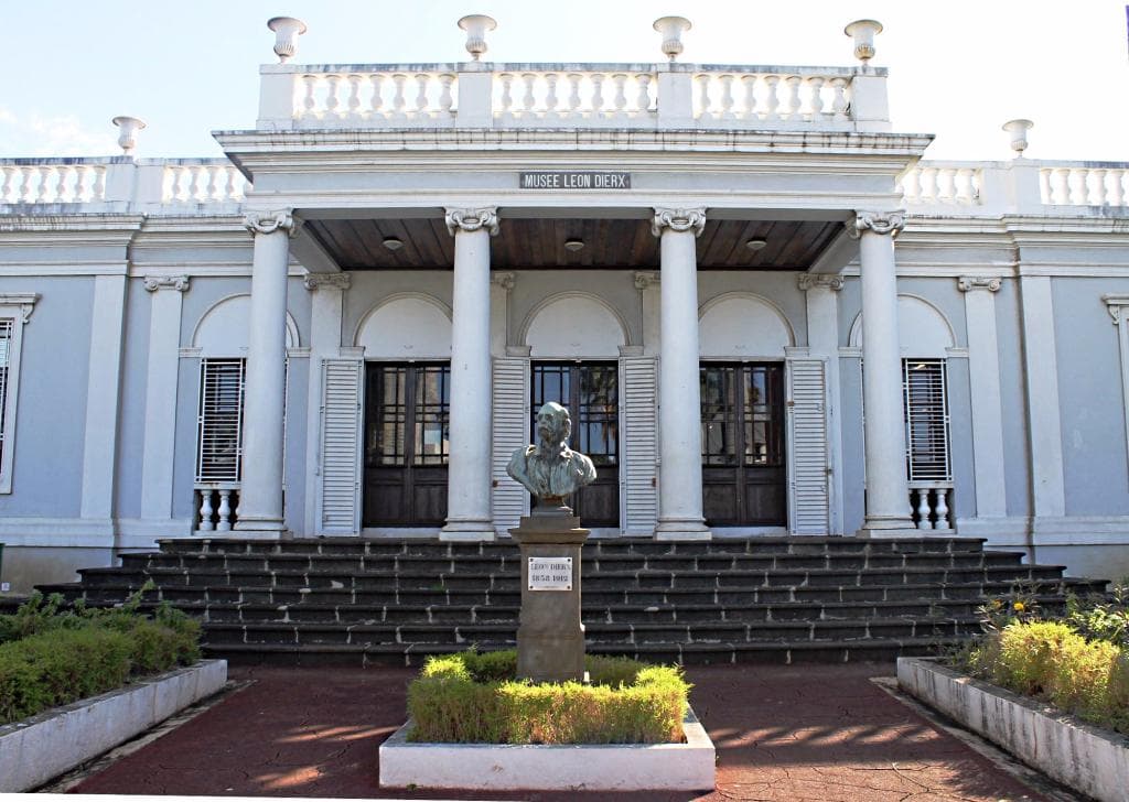 Фасад и центральный вход в музей