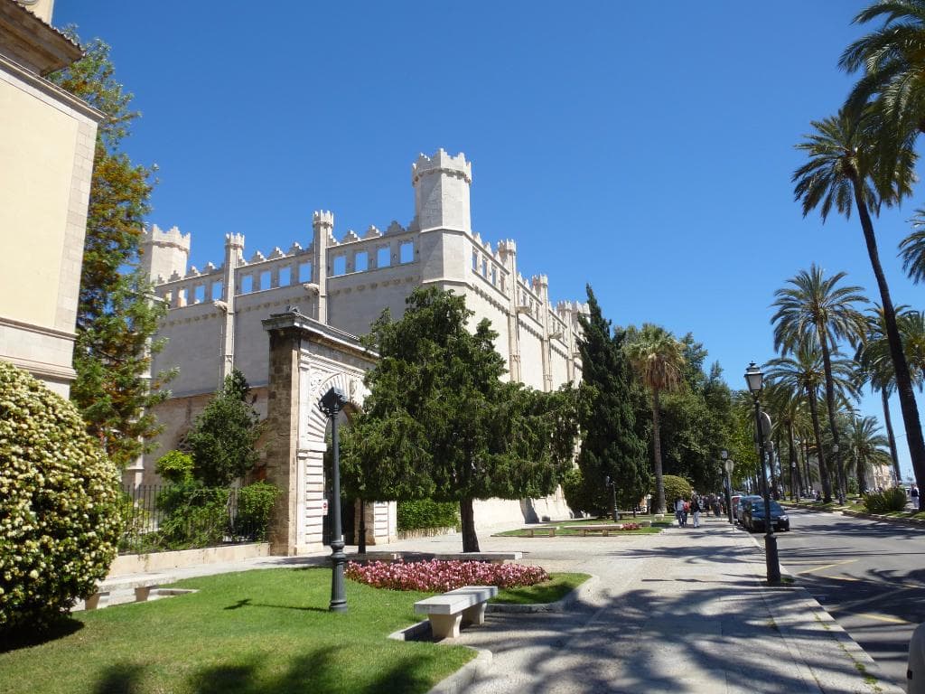 llotja vue de la promenade du port