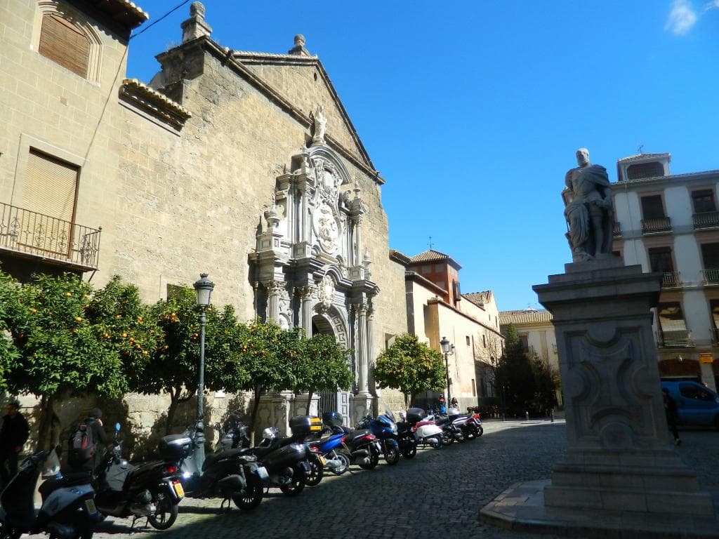 Estatua de Carlos V e iglesia de los Santos Justo y Pastor