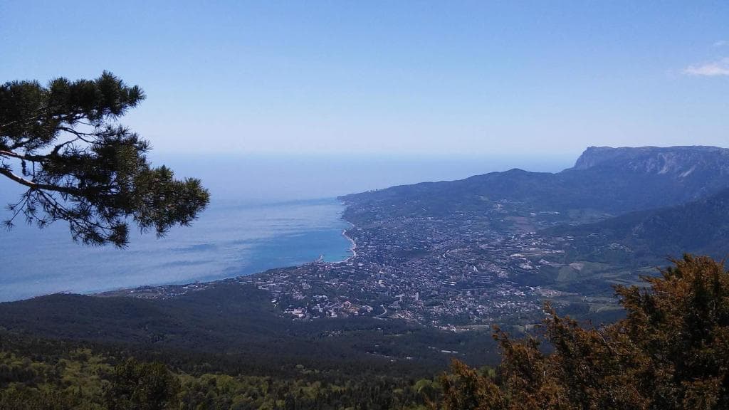 Вид на Ялту со смотровой площадки кордона "Красный камень"