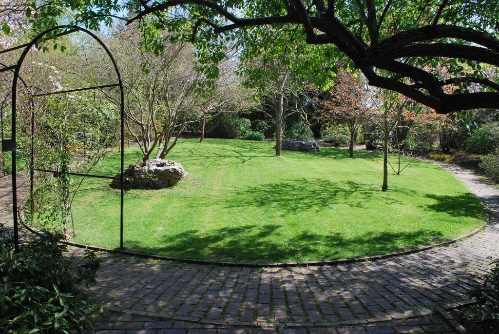 Peaceful with garden seats/benches