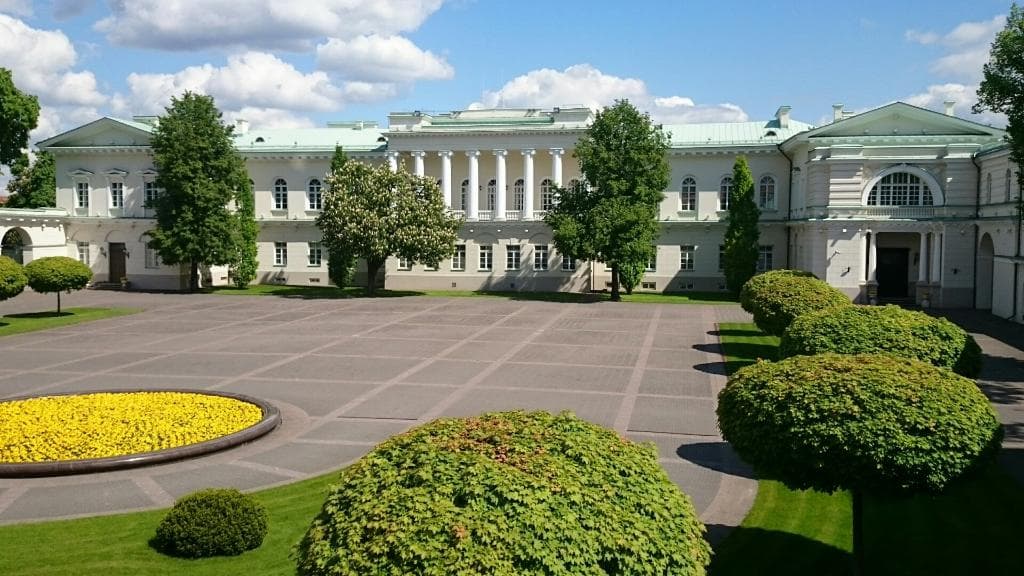 Palatsets vackra och pampiga baksida. Måste ses.