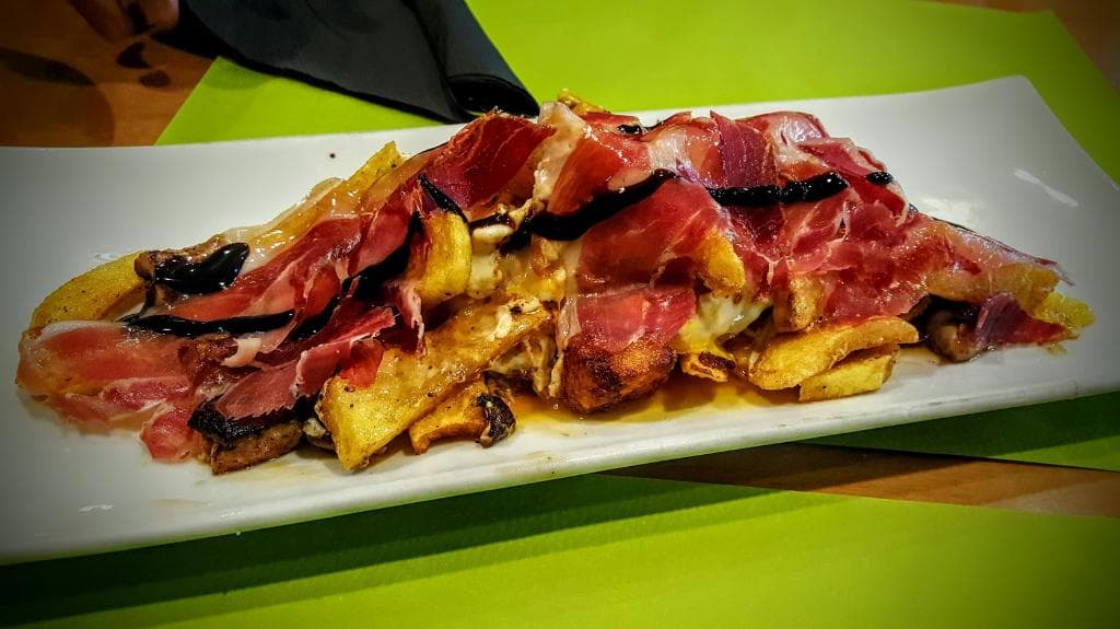 Huevos rotos con foie y jamon iberico