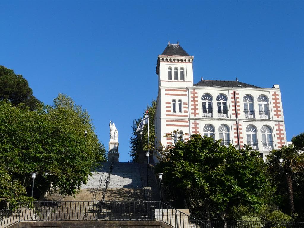 Museo de Jules Verne en Nantes. Escalera con 121 peldaños para acceder desde el Muelle al Museo.
