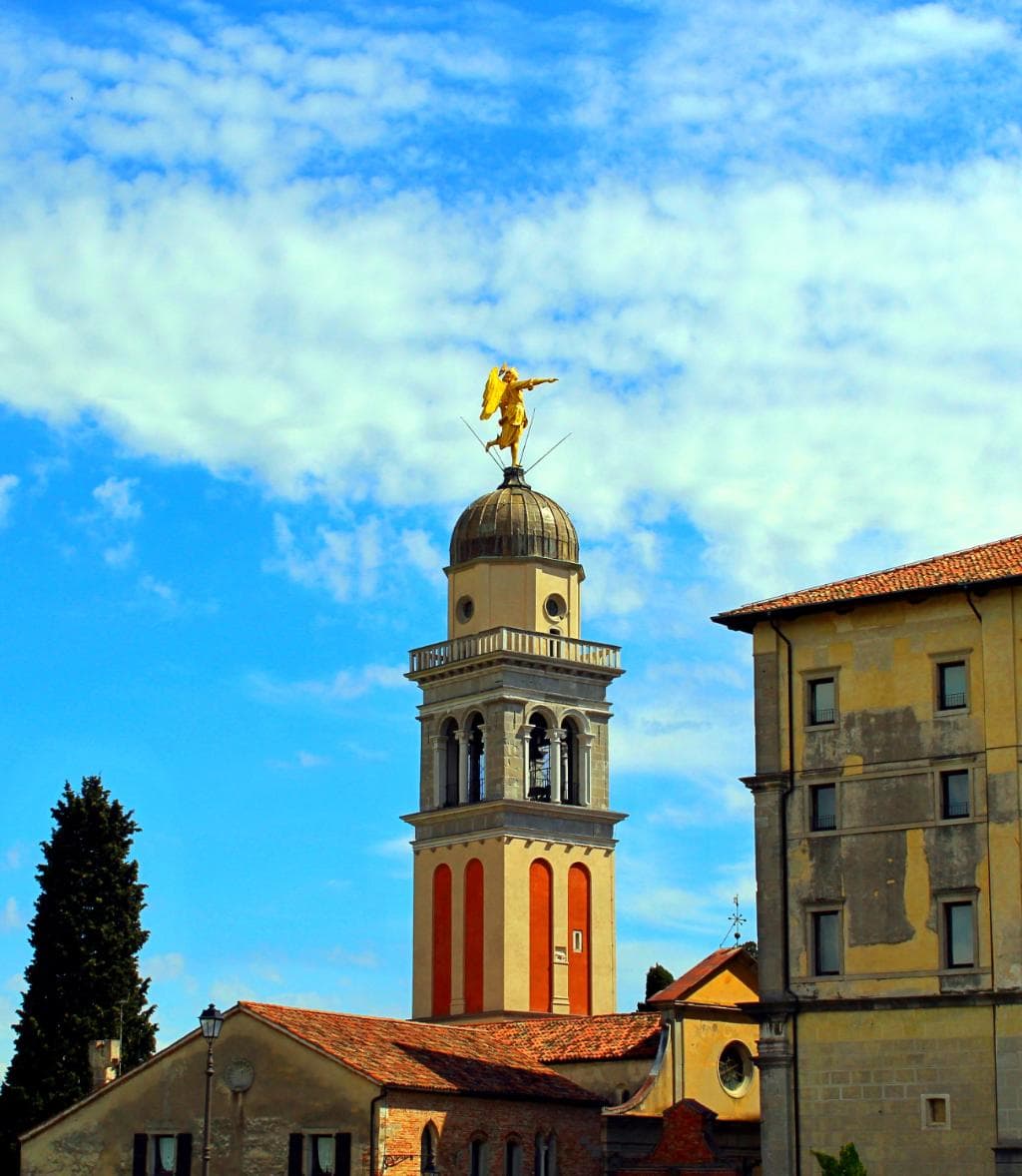 vista della torre con l'angelo, dal giardino sul retro del castello
