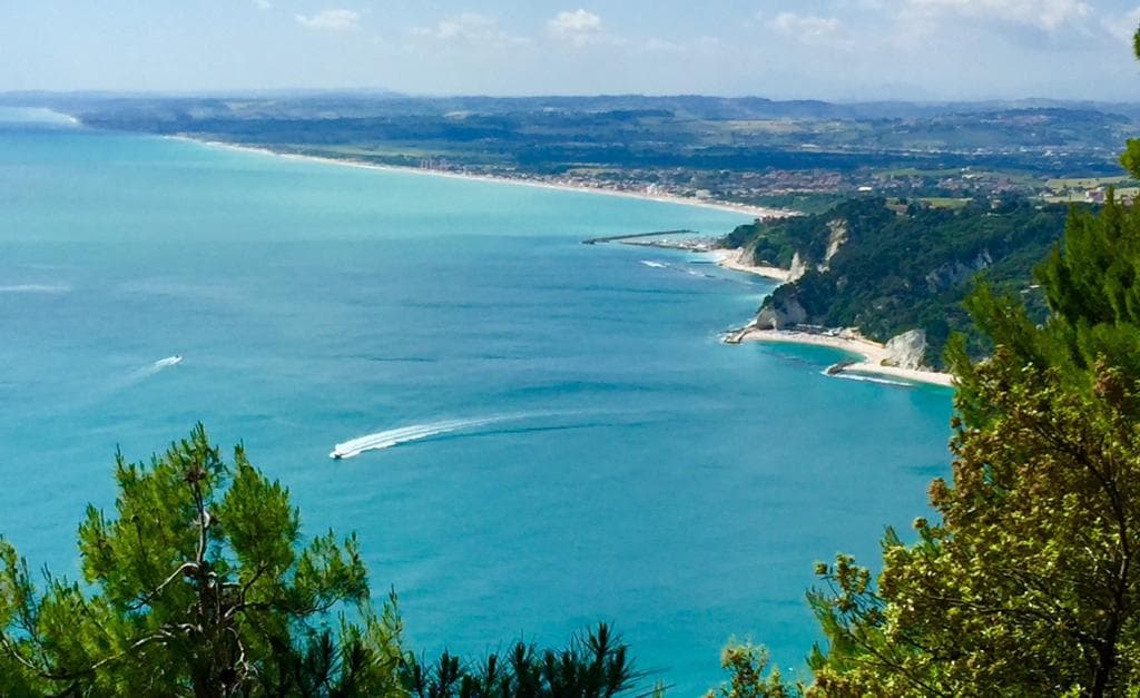 Vista su Sirolo Numana bassa e in lontananza Porto Recanati