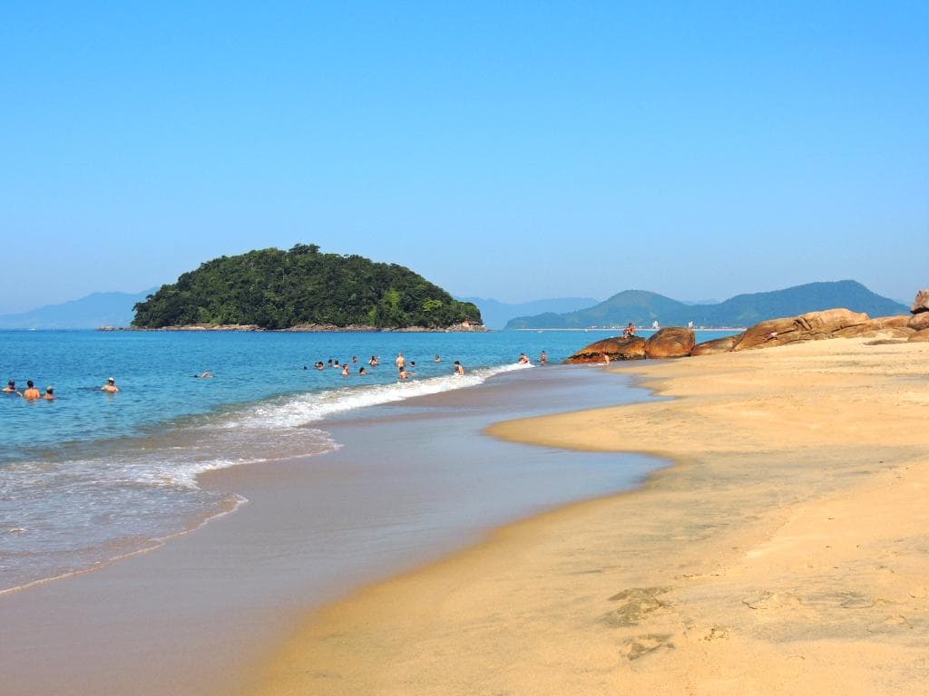 Lado direito da Praia da Mococa com vista da Ilha da Cocanha