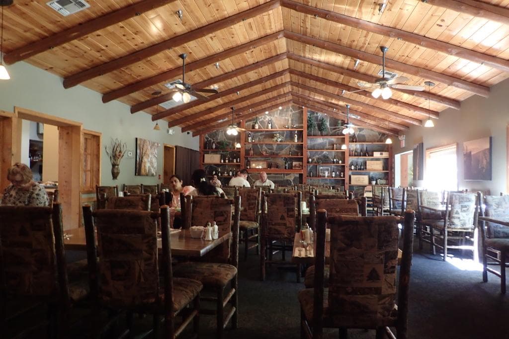 La salle à la déco un peu sombre, mais propre