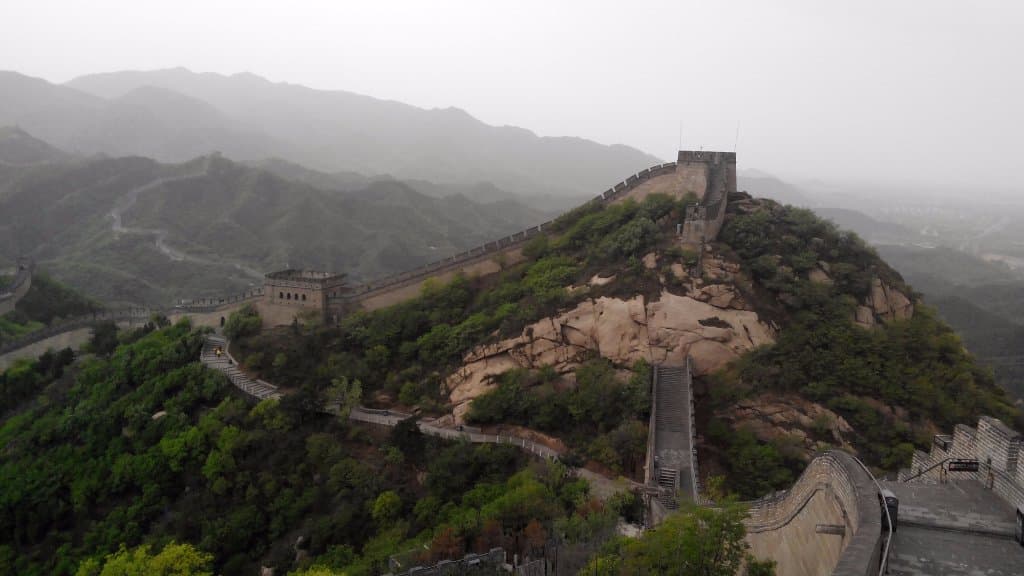 много стены