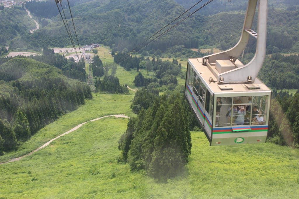ロープウエイがすれ違う中間地点付近