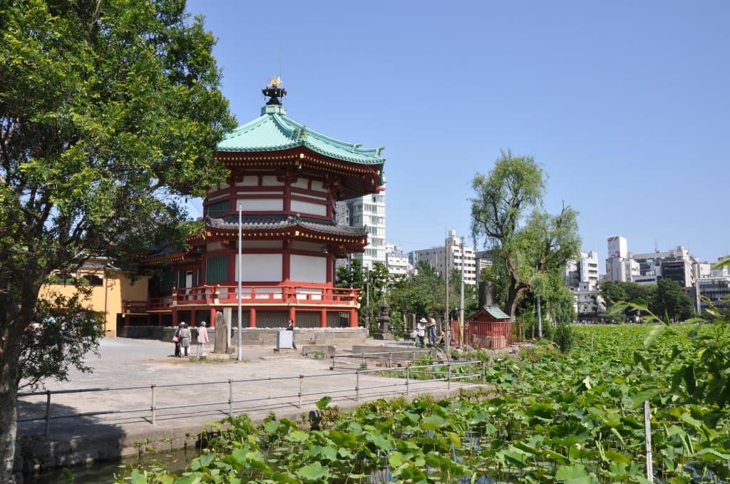 不忍池弁天堂／周囲は蓮で覆われていました
