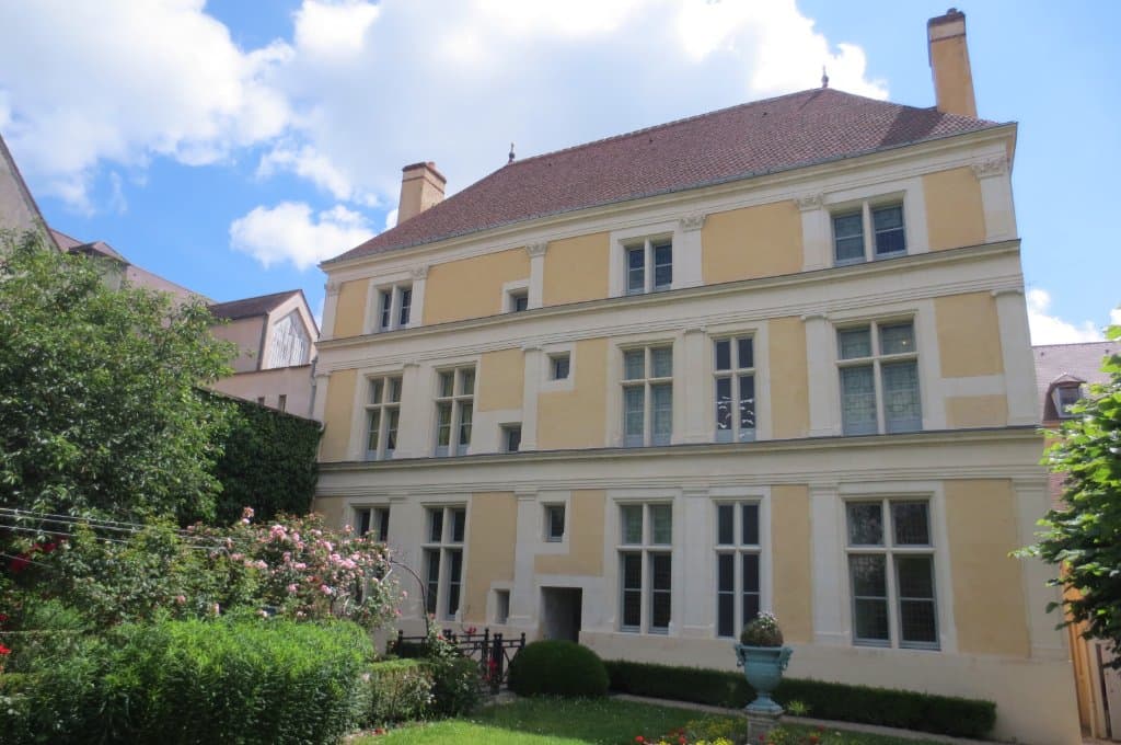 Façade intérieure du musée Jean de la Fontaine.