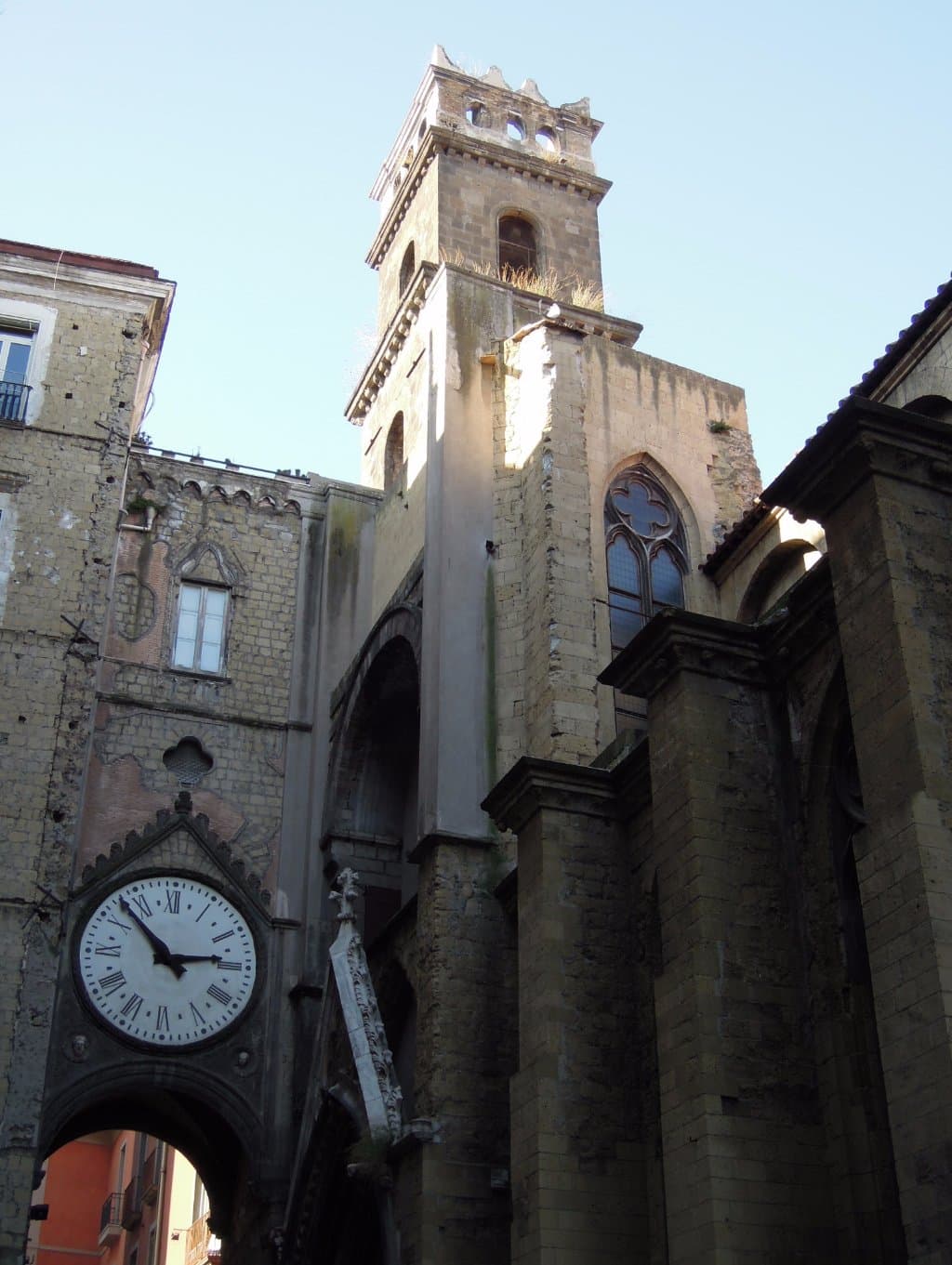 Кампанила, арка и часы