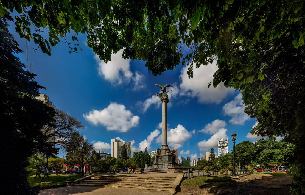 Desde el Norte de Plaza Italia al Sur, en esa dirección está Pza Moreno