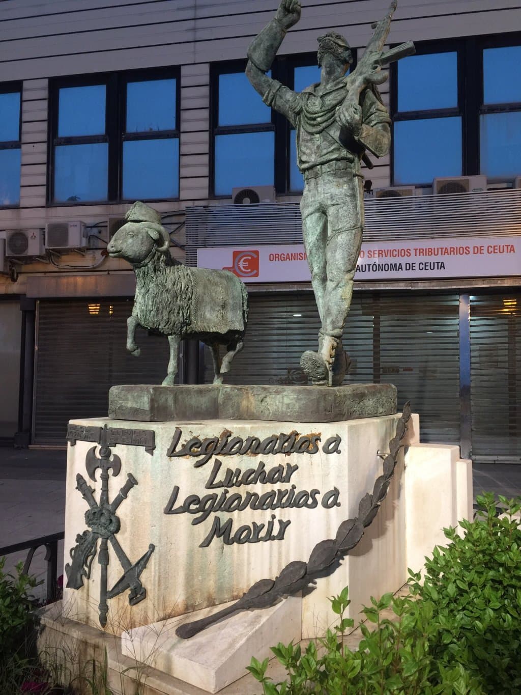 Es un sitio que si te gusta la historia de España tienes que ir, y para comer su bar regentado p