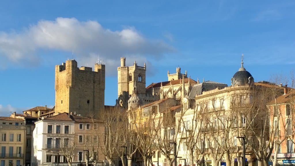 passer par la mairie, le cloitre et l eglise