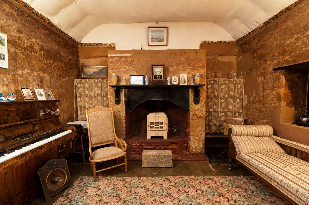 Mugga-Mugga front room