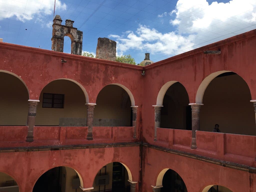 Edificio y piezas arqueológicas del museo regional de Tlaxcala