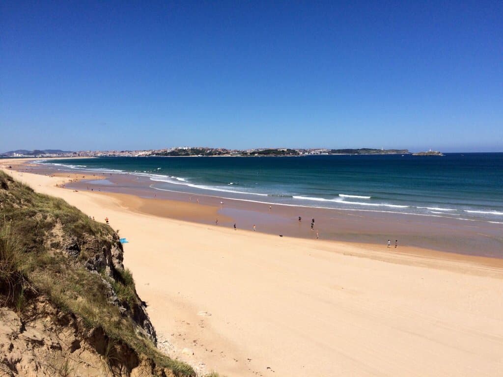 Très belle plage où l'on peut surfer et se baigner sans trop de risque de courant.