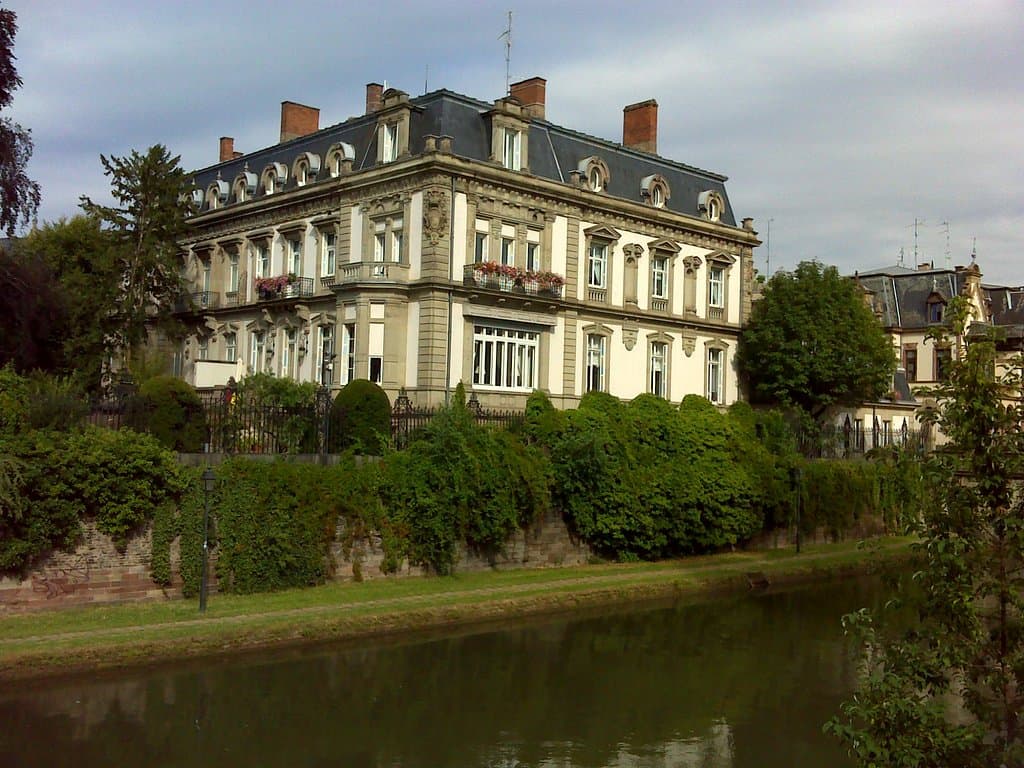 El museo, visto desde el puente junto al edificio de la Prefectura.
