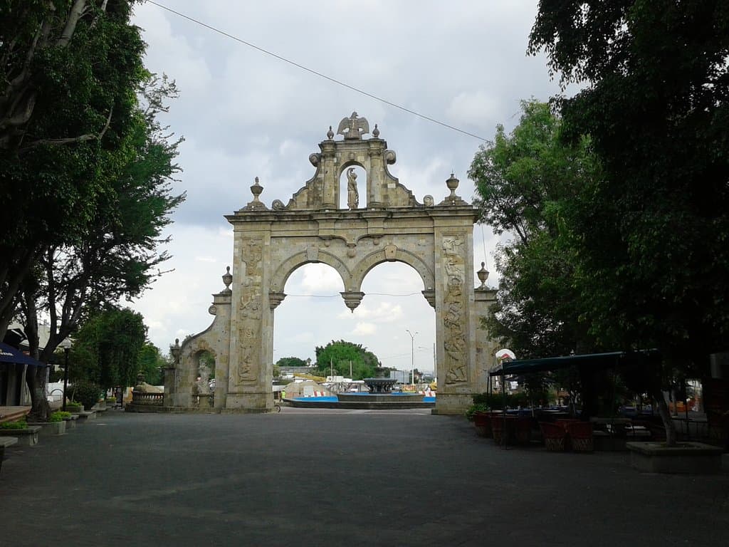 Al inicio del Paseo Teopitzintli se encuentran "Los Arcos de Zapopan"