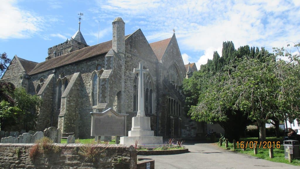 Une Cité médievale magnifique et son église nichée dans un coin de verdure
