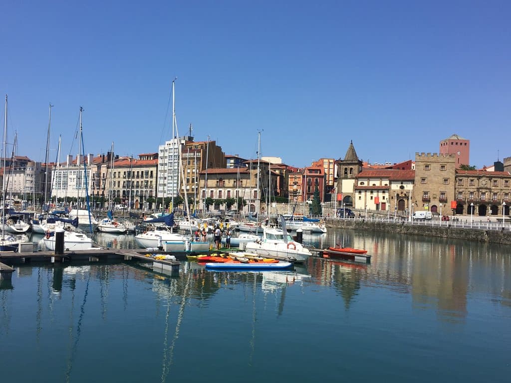 Vista de Cimavilla desde el puerto