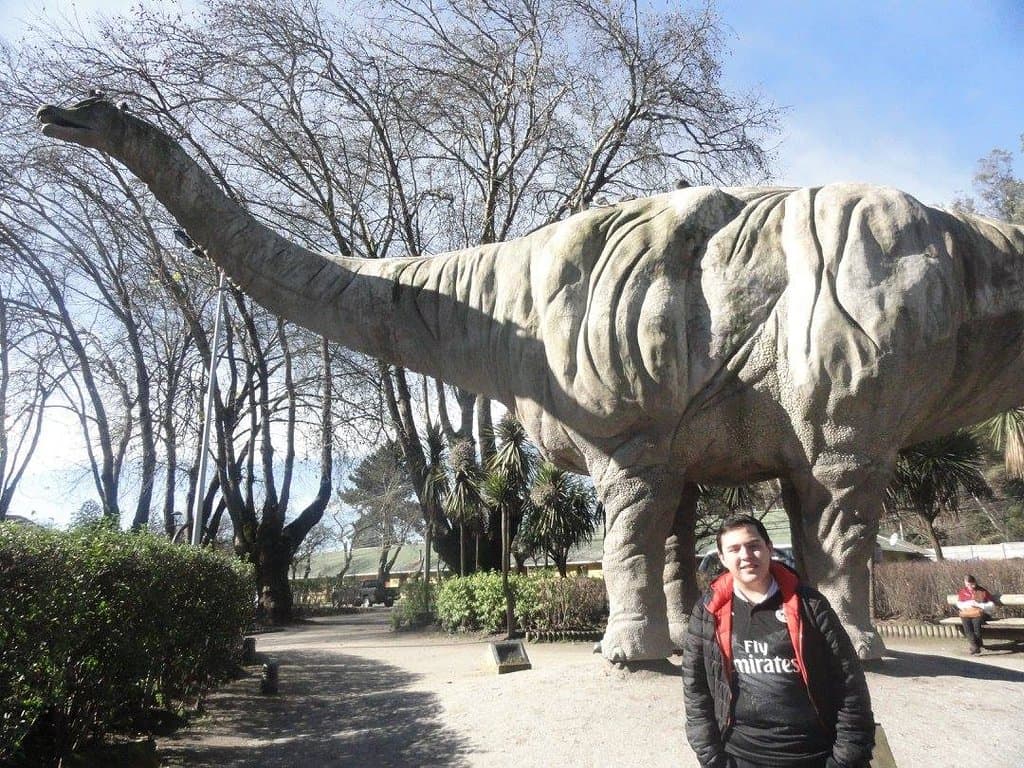 Mi hijo feliz en el Parque Jurasico