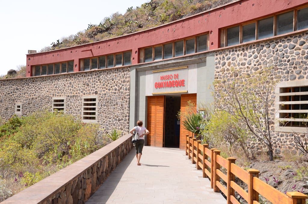 Przed budynkie muzeum w wąwozie Guayadeque