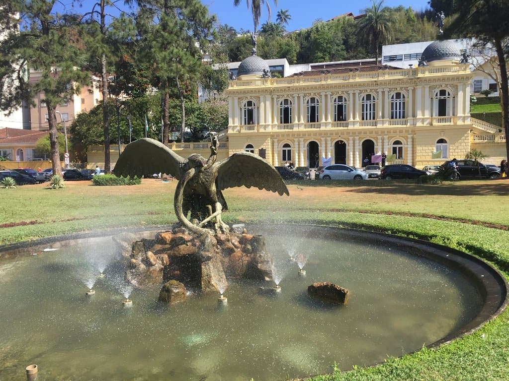 Palácio amarelo - Chafariz e escutura