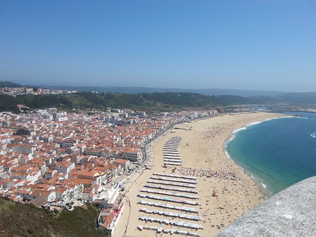 מלמעלה, החוף, המתרחצים והעיירה