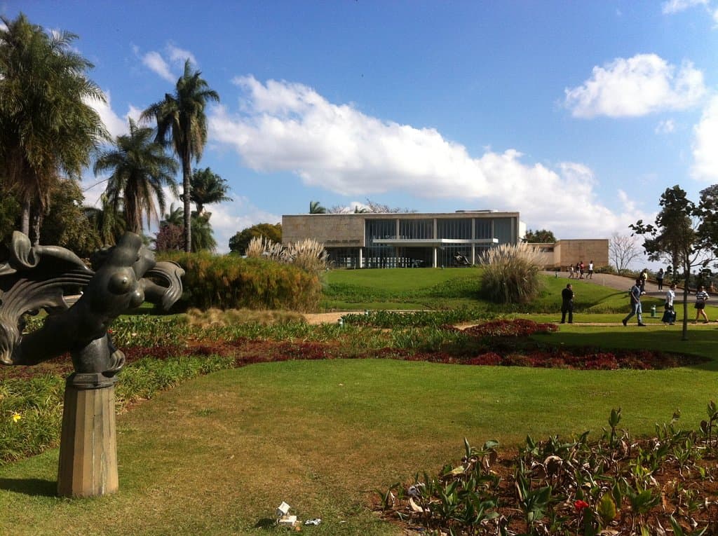 Vista do jardim com escuktura